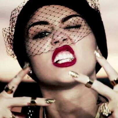 Amo muito Miley Cyrus, sou Smiler. Quero nem saber oque os outros dizem, eu sou Smiler pq eu amo a Miley e ninguém vai me tirar isso.