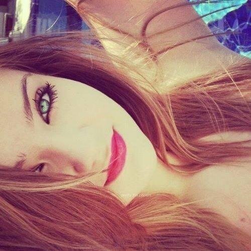 claro   linda  mais  antenada   então   me  acerta  recalque    sou   taylor loverjess,  antes   de   me  julgarem  tentem  me  conhecer !  beleza