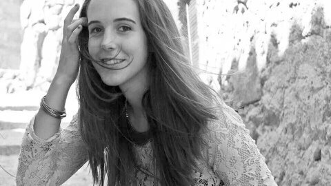 y esta sensación extraña que sé adueña de mi cara, juega con esta sonrisa dibujándola a sus anchas :)