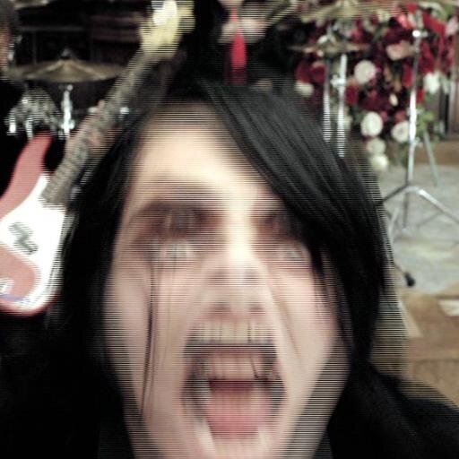 Гей который слишком долго пил вино самообмана
P!ATD, FOB, MCR, 30STM
Сериальный задрот, фандомный шлюх 
#киллджой #эшелоновец #гриноман #слэшер #паникер