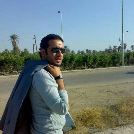 ‏اذا لم تكن سعيدا حاول اسعاد من تحب.