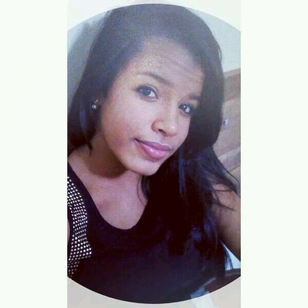 Não me alimento de quases. Não me contento com a metade. Nunca serei sua meio amiga, ou seu meio amor. É tudo ou nada.