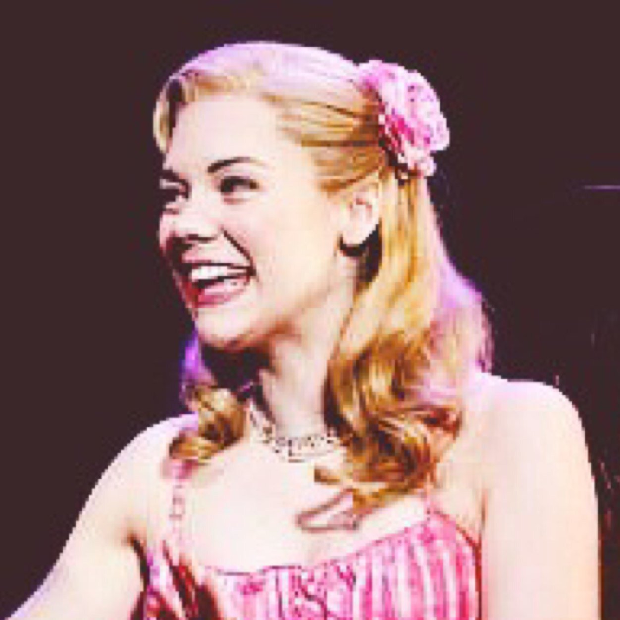 LotteTaire68's profile picture. Charlotte: 19 veranos, cantante aficionada cuyo único objetivo en la vida es existir. Mis amigos son imbéciles pero les quiero.