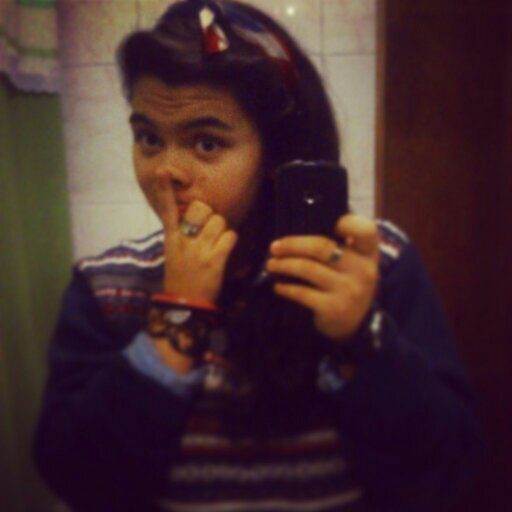 Paula/ chilena/ directioners / 5sosfam/hooligan/ hincha de la U / deportista/ tocó el bajo