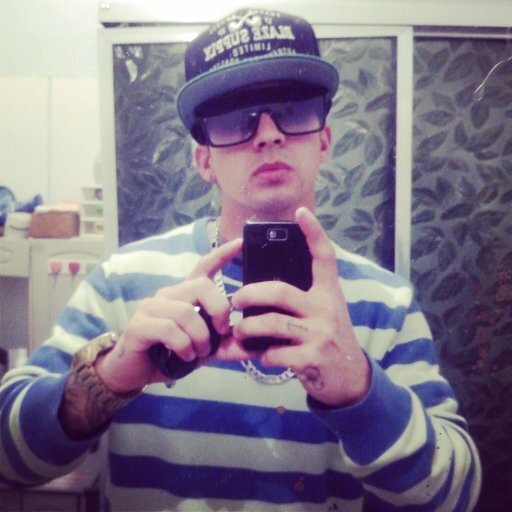 através da dificuldade e da dor, você tem que manter seu senso de humor e sorrir diante dessas besteiras!♪ Tupac Shakur