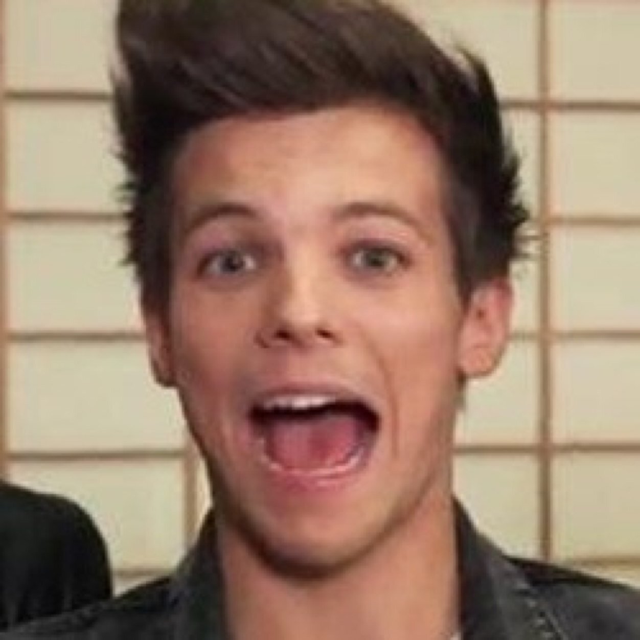 FOLLOW @bloushire AND @cuddlingniallx LOVE YA!!!
