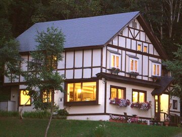 たんばらスキーパークまで歩1分。夕食は洋食のフルコース中心。全館禁煙。シニア一人旅歓迎。標高1250mの高原に立地。レンタルスキー・スノーボード有。
