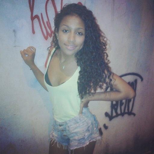 Mas se eu chegar tu se garante que eu não gosto de moleque Me pega, mas não gruda que eu não sou chiclete ♫