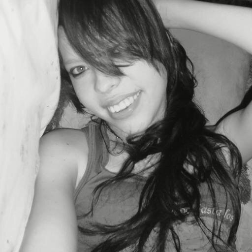 Lectora apasionada viviendo cada día en un mundo distinto a mi realidad literaria :3