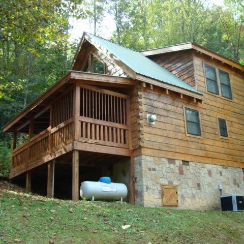 Lover's Loft is situated just steps from the Great Smoky Mountains National Park and is only a half a mile from downtown Gatlinburg.