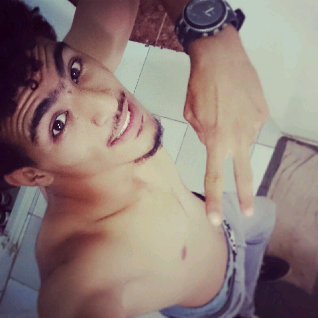 http://t.co/55d8fU2ATP. pizza. romantic. and being hot B-)  am 20 years mixed Turkish with Arab, and i love texting 3