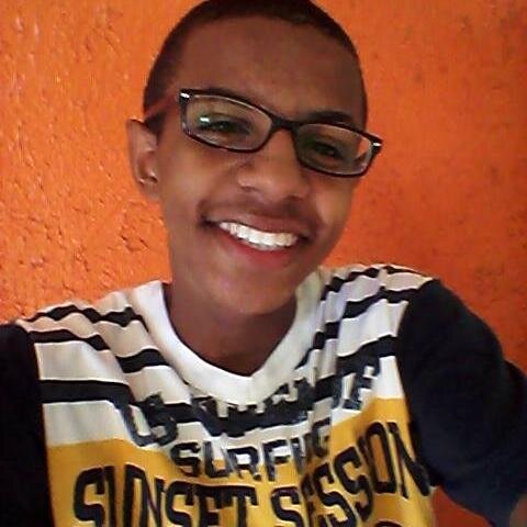 Porque eu só vivo pensando em você.
É sem querer, você não sai da minha cabeça mais.
Eu só vivo acordado a sonhar.