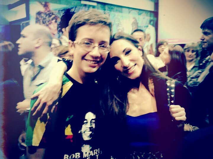 Un ÍDOLO es aquella persona que la sigues, en las VICTORIAS y en las DERROTAS Mucho mas!
@magdalenabravi i love you
Me Sigue desde : 12/05/12 ♥