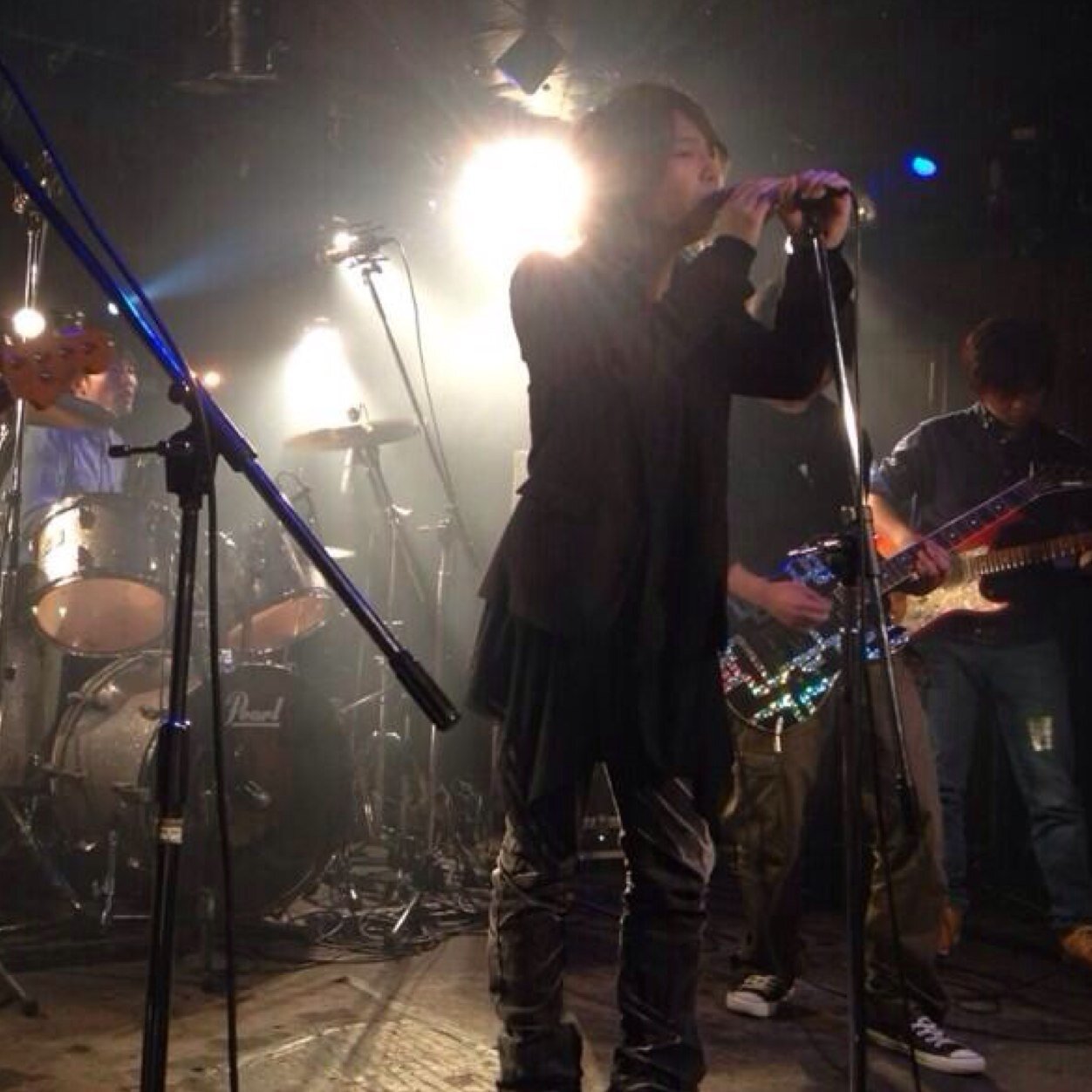 The Deep RedとVORTEXっていうバンドでボーカルやっております。 音楽は基本何でも聴くけどよくV系やメタル聴きまーす。