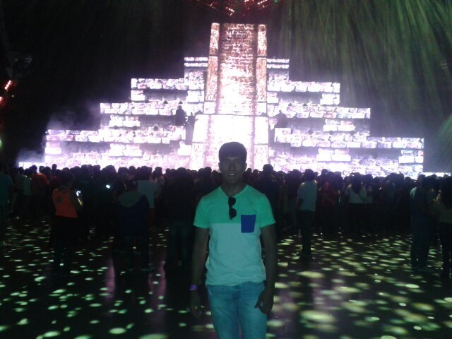 JerryG_16's profile picture. Yo tampoco se como vivir, estoy improvisando                                                Just living... and life it's a bitch