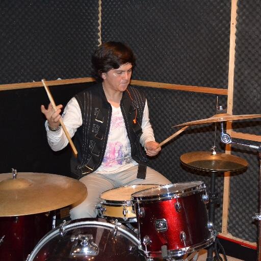 baterista de @UnisonoOficial La gente sigue bebiendo un vaso de agua, pero no lo saborea ...
