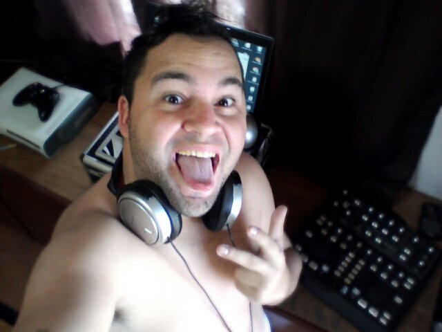 DJ, Bancário, Sócio Proprietário da empresa Praise Sound, Músico.... e principalmente Verdadeiro :-)