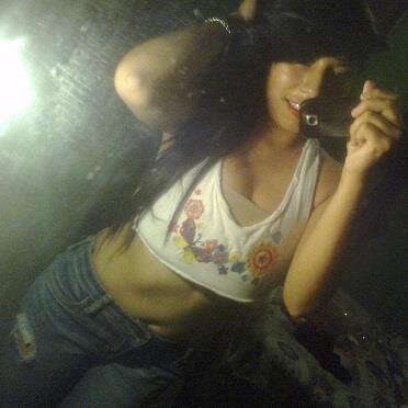 La pequeña soy romántica amo el futbol  me encanta molestar escucho música de cualquier tipo no puedo bailar /.\ pero esa soy yo'