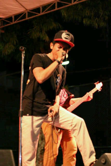 Vocal+Guitar & Songs Writer @HolyFlash_ ,make simple and enjoy your live! Berhayal itu indah karna pikiran dan hati di warnai imajinasi dunia lain.