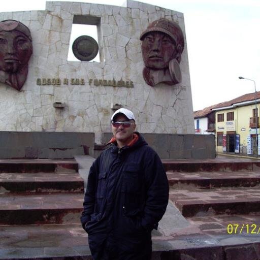 Empresario,Economista,Coleccionista,la buena Música, viajar,ir al cine.