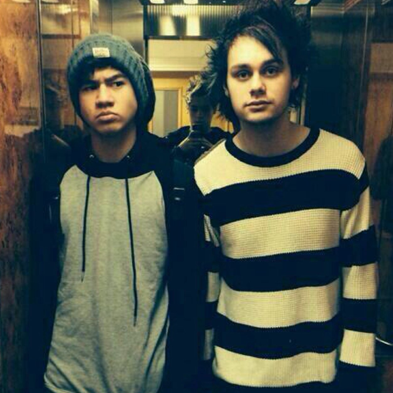 free follow from @twerkformeirwin follow her and ask for more free follows or a dm to luke or michael :-)
