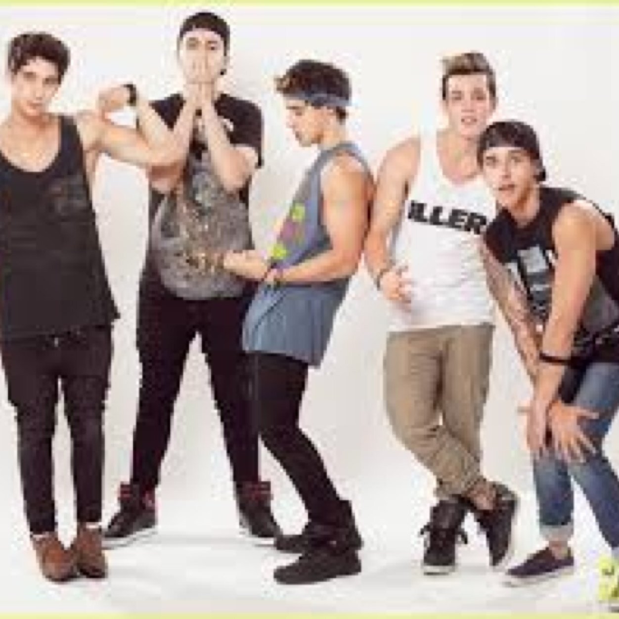 stop looking for reasons to be unhappy focus on the things you do have and the reasons you should be happy Love janoskians and magcon boys❤️❤️