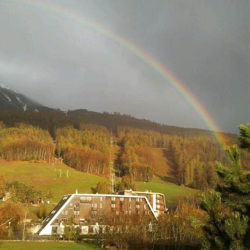 Nous sommes un hôtel chaleureux situé en plein coeur la station familiale de Saint Jean Montclar. Venez découvrir notre restaurant Le Clos Madarin.