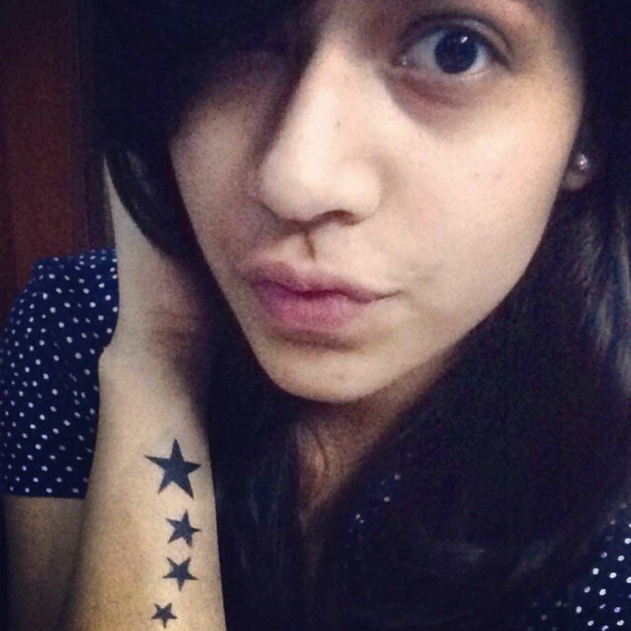 Love to sing, play guitar. Obsessed with Taylor Swift and cute guy bands. ^_^