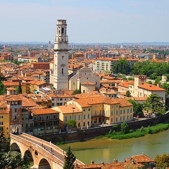 Siamo un accogliente e centralissimo B&B da cui si possono raggiungere a piedi tutti i principali luoghi d'interesse turistico