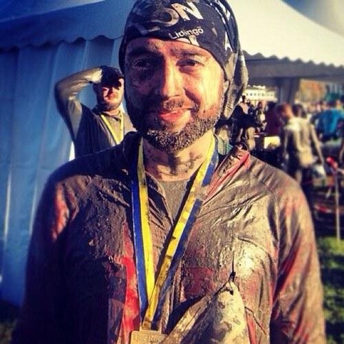 Engagerad amatörlöpare. Springer mest i skogen. Har även börjat nosa på Triathlon. Bloggar med nöje på http://t.co/kHVkuztEG3. Jobbtwittrar som @carlcarnebro