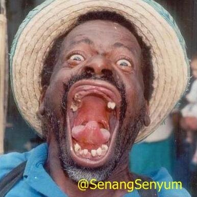 Follow @SenangSenyum biar hidup loe jadi tambah happy :)
