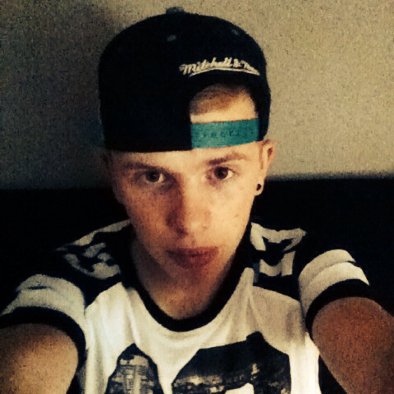 17 jaar / insta : kevinwinter_ /snapchat: kevco96 / gamer / mac miller / today is a gift, tomorrow is a mystery / radii / mitchell & ness / beats /