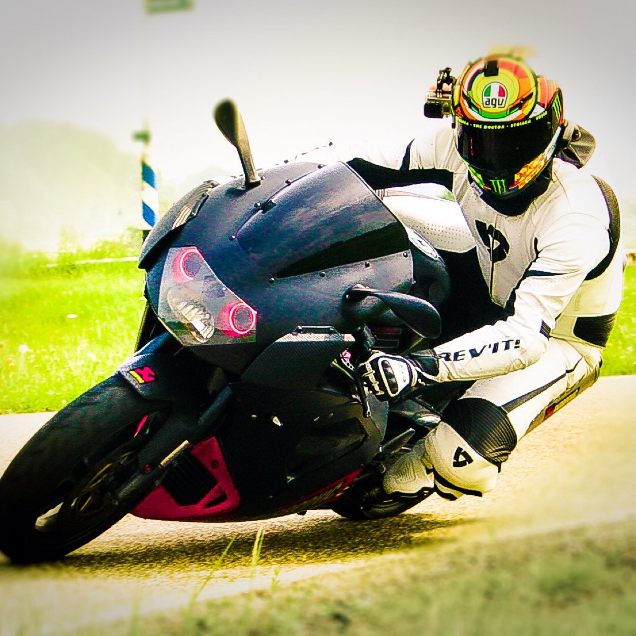Stoiben's profile picture. Motorrijder: Aprilia RSV 1000 mille + full akra powercom..(I❤️VR46),,, Snowboarding,,,