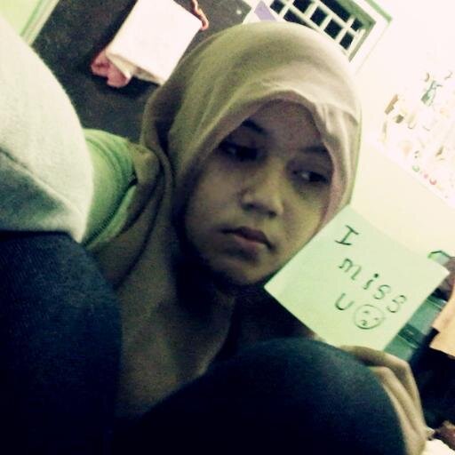 Jangan salahkan seseorang jika kamu melakukan kesalahan , salahkan diri kamu sendiri ! :) (http://t.co/MQekNxpADh)