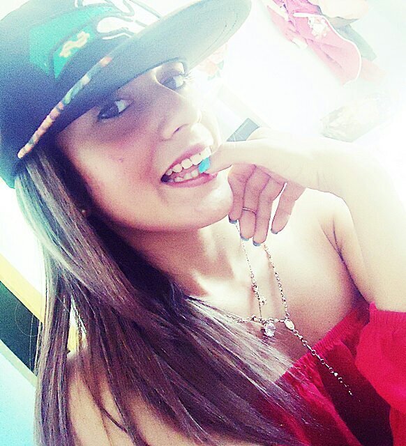 Engraçada, carinhosa, simpática, sincera, confiante, ciumenta, sentimental . *-*