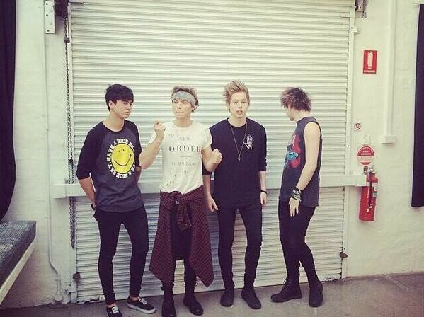 hey follow @5sosfamab and @itsfivehoransos they follow back thnxx
