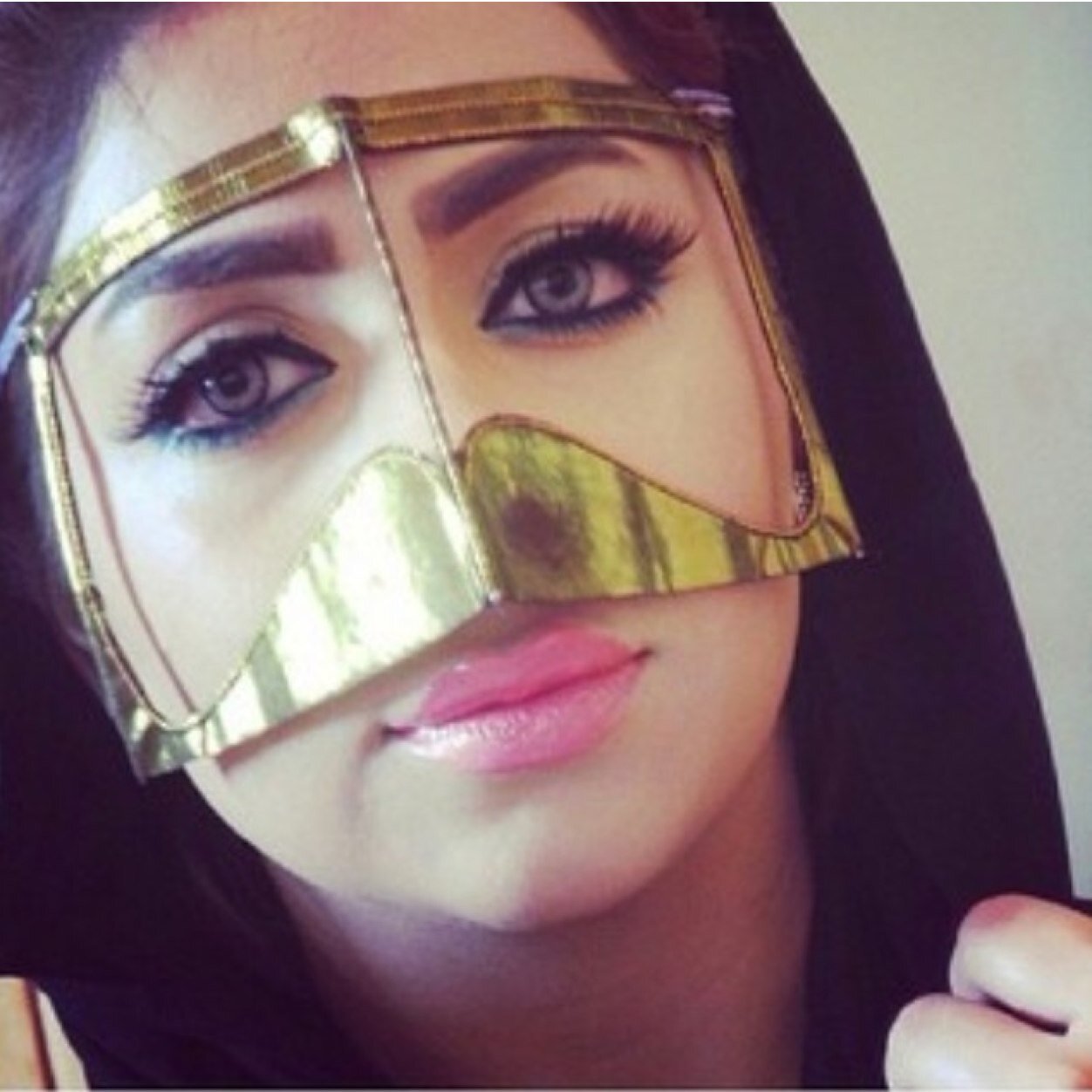 ‏مغرده.. بسيطه ، وهاديه ، وفكري كالمحيط واسع !! وتحت أمري ١٤٠ حرف ،، أعشق نزف النثر .. أتلذذ بالشعر ويمكن شاعره وعليك أن تجيد قراءتي/