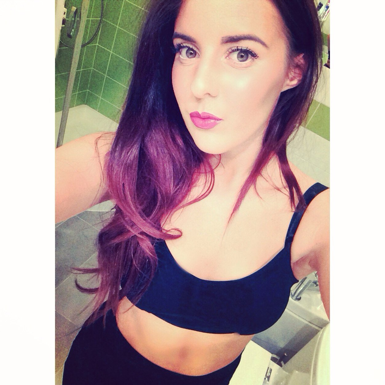 18, a twin to @ktburtenshaw, from Brighton. Instagram: elsburtenshaw Snapchat: elsburtenshaw