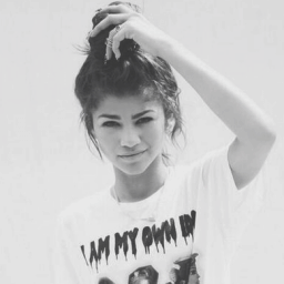 «Cuenta dedicada a @Zendaya en @StarClubSpain. I can't catch my breath only when you're close»
