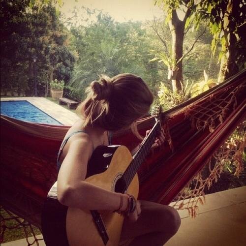 - Toda menina baiana teem um encanto que Deus dá ♪. //Tudo certo na Bahia,brisa boa de meu Deus ♪ // Positivo amor  ♪