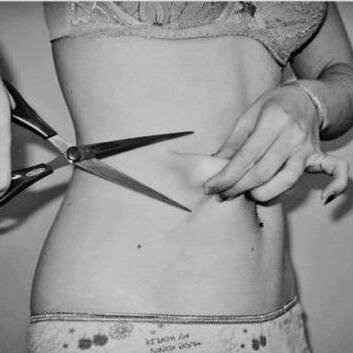 no pido más que ser delgada.Con ganas de cortarme las venas por mi cuerpo y esta sociedad de mierda.