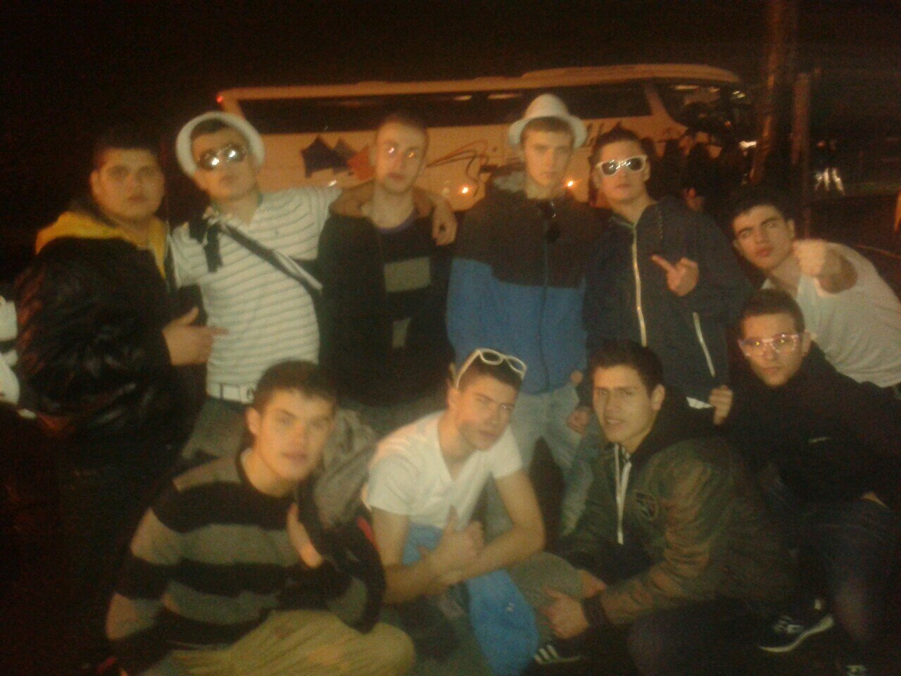 Un amigo es aquel que te tiende su mano aunque no la merezcas.