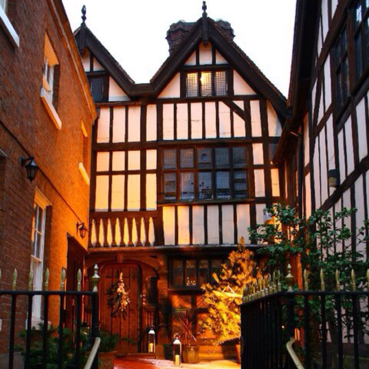 A family run Guest House in the centre of Shrewsbury in one of the towns most historical buildings. #3luxurysuites #Parking #breakfast #tonyshistorytour