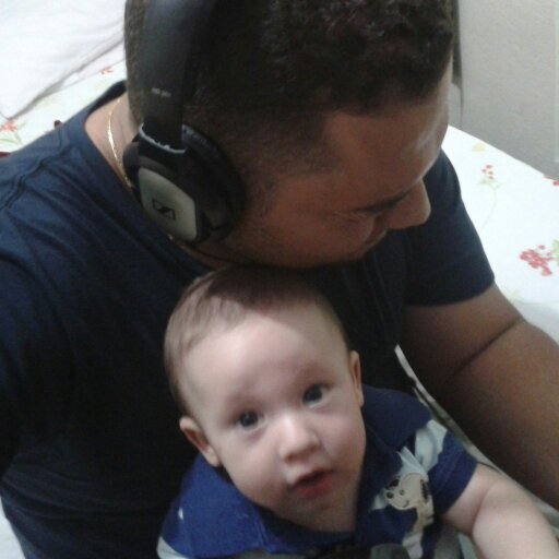 Cristão, músico, Flamenguista, marido da Fernanda e pai do Vitor.