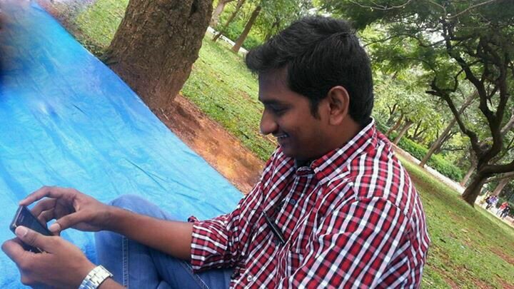 என் சின்ன சின்ன கனவுகளுக்கு 
உயிர் கொடுக்கும் 
உடன்பாடான வாழ்கையை 
அனுபவித்து வாழும் 
சாதாரணன்....!
