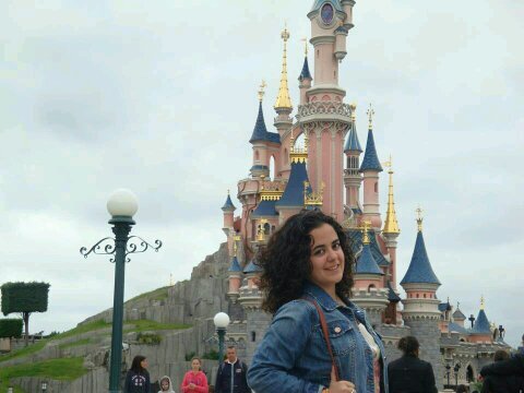 Del 1998.Estudiante del IES Enric Valor.Obsesionada con Minnie Mouse,preguntan por mi sueño,si,vivir en DisneyLand.Ante todo,amante de la fiesta.