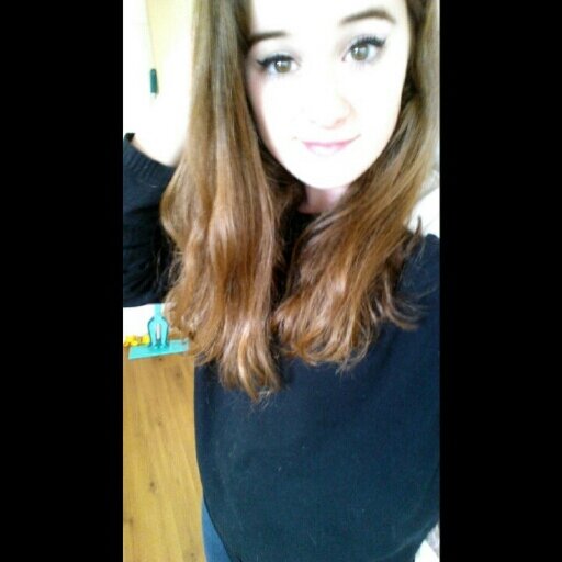 -16 jaar
-Doe de opleiding in-&outdourstyling
-voetbal dem beverwijk MA1
-youtubepartner (verasmiley)
-Insta = xxveertje