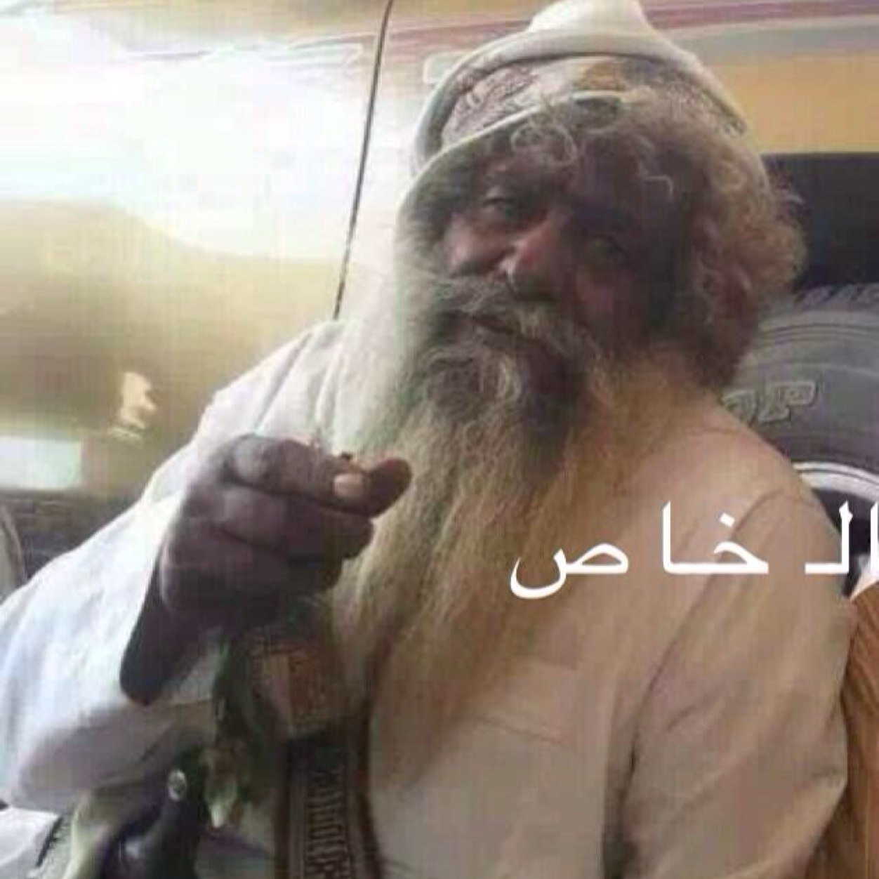 القـبيله والـعز في عرف القبايل ثابته ؛؛ ما تـن تـقض لو صدرت سـود المنايأ نارها ؛؛ القبيله حـكمه وشـيمـه ف المـروه نابـته ؛؛ الـجود مسلكها ونفـحات الكـرامه دارها