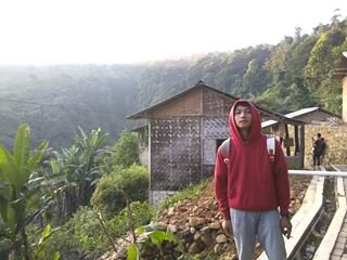 Berjalan melewati rintangan ku  hadapi ,,