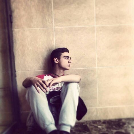 Chico alegre, gracioso, divertido, simpatico... Si quieres saber el resto tendreis que descubrirlo (;